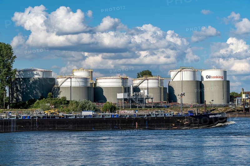Duisburg harbours, tank terminal of Oiltanking Deutschland GmbH, large tanks for fuels and vegetable oils, on the Rhine, tanker, Duisburg, North Rhine-Westphalia, Germany, Europe