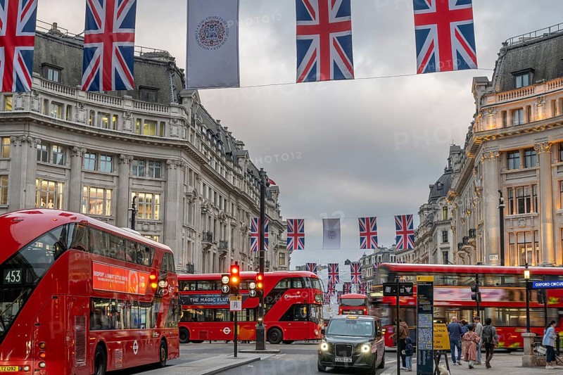 Red double-decker buses, English flags, evening mood, Oxford Circus, London, London region, England, Great Britain