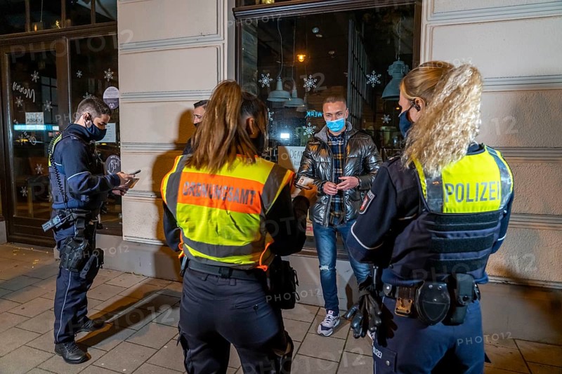 Cooperation of the public order office and the police, check whether the Corona rules are observed, people had no masks on when they were met, and come from 3 households, mask obligation, group meeting, Südstadt, Chlodwig Platz in Cologne, North Rhine-Westphalia, Germany, Europe
