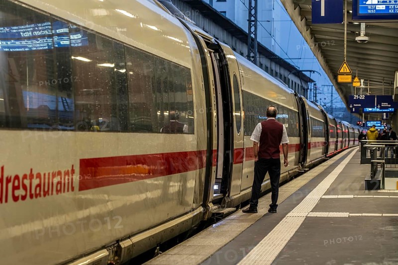 ICE train, train traffic, passengers, Essen central station, North Rhine-Westphalia, Germany, Europe