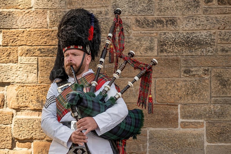 Piper, bagpiper, bagpipe player, bagpipes, bearskin hat, world's largest cultural festival The Fringe, High Street, Edinburgh, Scotland, United Kingdom, Great Britain, Europe