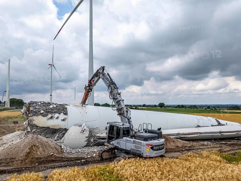 Demolished tower of a 20 year old wind turbine, in the Werl wind farm, 5 old Enercon E-66 turbines are demolished, 2 new Siemens SG6.6-170 wind turbines replace them, the 2 new wind turbines produce twice as much energy, 12 MW power, as the 5 old wind turbines, called repowering, demolition work, Werl, North Rhine-Westphalia, Germany, Europe