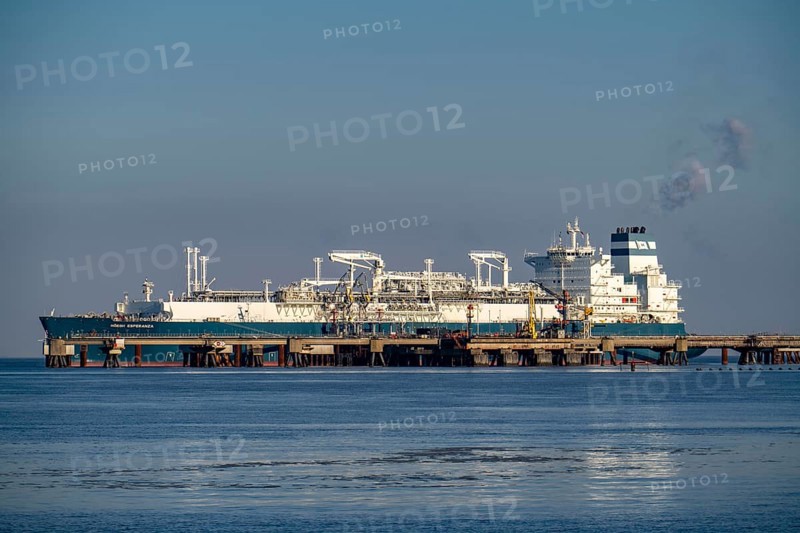 The Höegh Esperanza, an LNG storage and vaporisation vessel, is moored at the LNG terminal near Wilhelmshaven, converting the liquefied natural gas, LNG, delivered on ships into gas and storing it in the natural gas grid, Lower Saxony, Germany, Europe