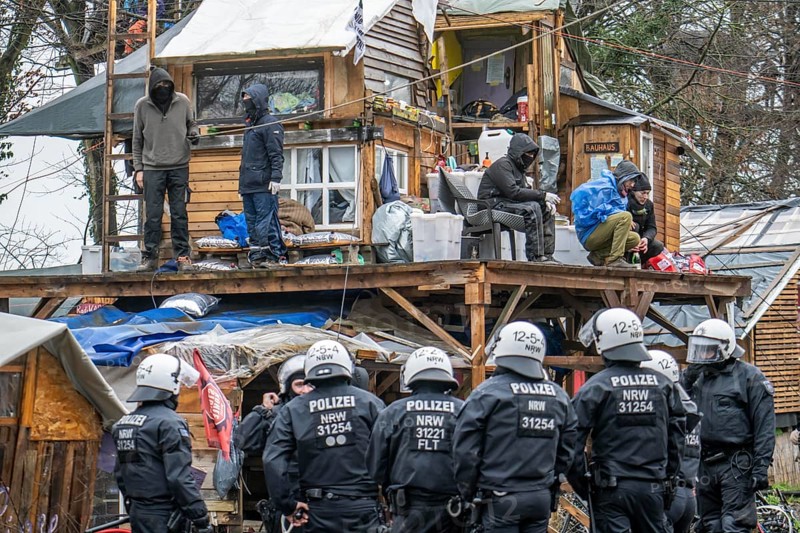 2nd day of the clearing of the hamlet Lützerath, by the police, of tree houses and huts, of climate activists, at the opencast lignite mine Garzweiler 2, Erkelenz, North Rhine-Westphalia, Germany, Europe