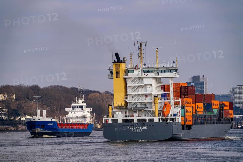 Cargo ships, container ships, feeder ships, on the Elbe, Hamburg, Germany, Europe