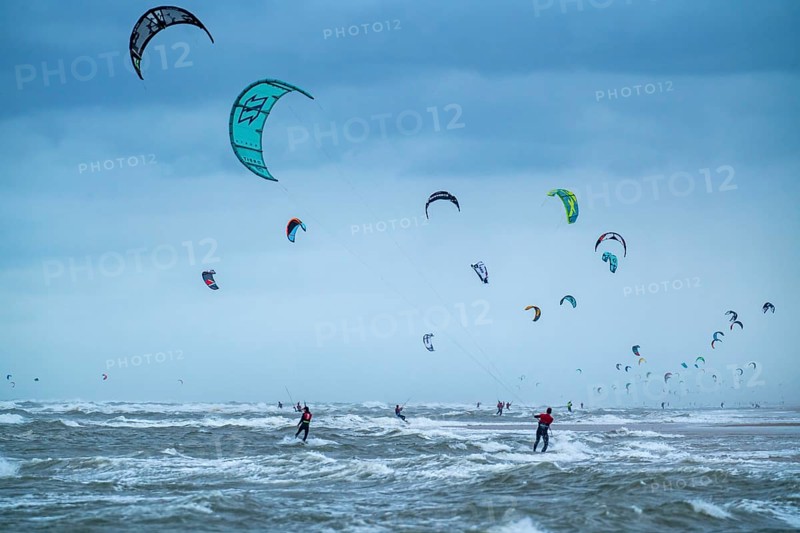 Hoek tot Helder, the longest downwind kite trip race in the world, 130 kilometres in one day along the Dutch North Sea coast, from Hoek van Holland to Den Helder, charity race with over 450 participants, kitesurfers on the beach of Egmond aan Zee, North Holland, Netherlands
