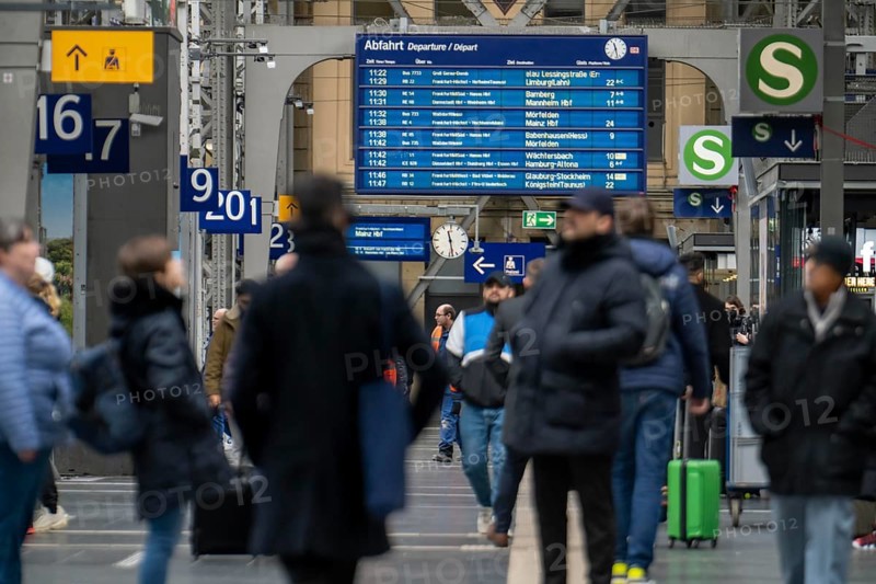 Station concourse, display board, timetable, travellers in the main station of Frankfurt am Main, Hesse, Germany, Europe