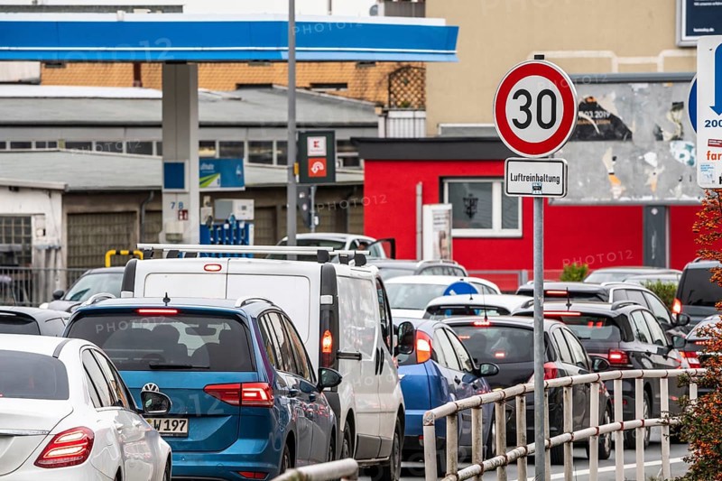 30 km/h zone on Herner Straße in Bochum Riemke to keep the air clean, ban on lorries driving through