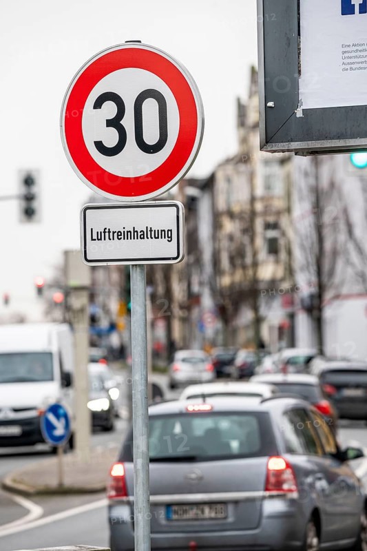30 km/h zone on Herner Straße in Bochum Riemke to keep the air clean, ban on lorries driving through