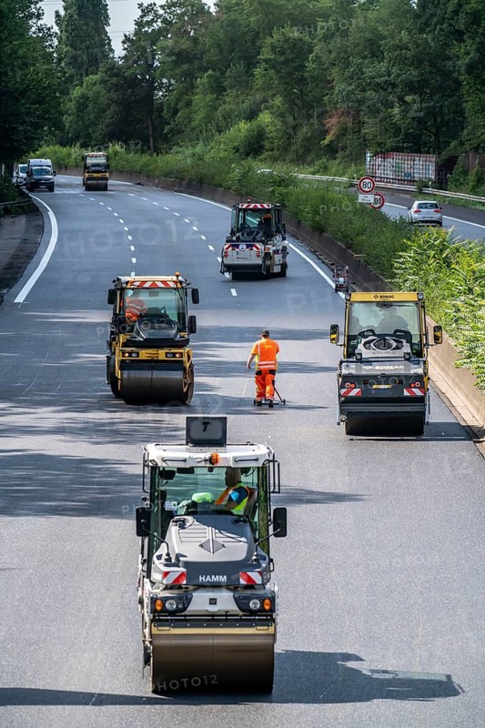 Renewal of the road surface on the A40 motorway between the Kaiserberg junction and Mülheim-Heißen, in the direction of Essen, over a length of 7.6 kilometres, with whisper asphalt, so-called open-pored asphalt, 10-day closure of the motorway, North Rhine-Westphalia, Germany, Europe