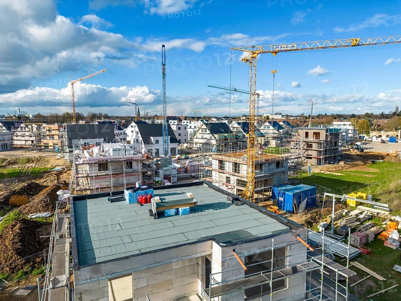 New-build neighbourhood, around 140 detached and semi-detached houses being built in the south of Duisburg, various developers, shells, construction work, North Rhine-Westphalia, Germany, Europe