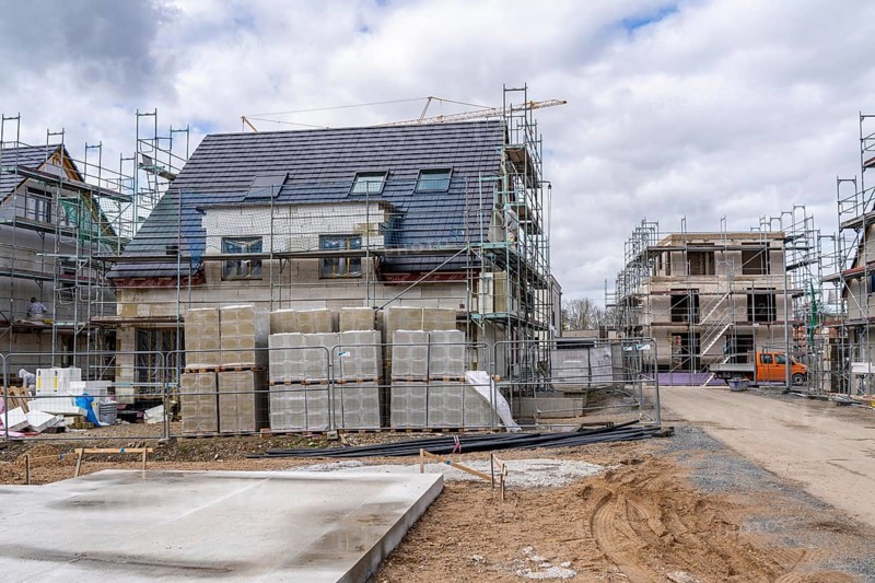 New development district, around 140 detached and semi-detached villas being built in the south of Duisburg, various property developers, still undeveloped land, shells, construction work, North Rhine-Westphalia, Germany, Europe
