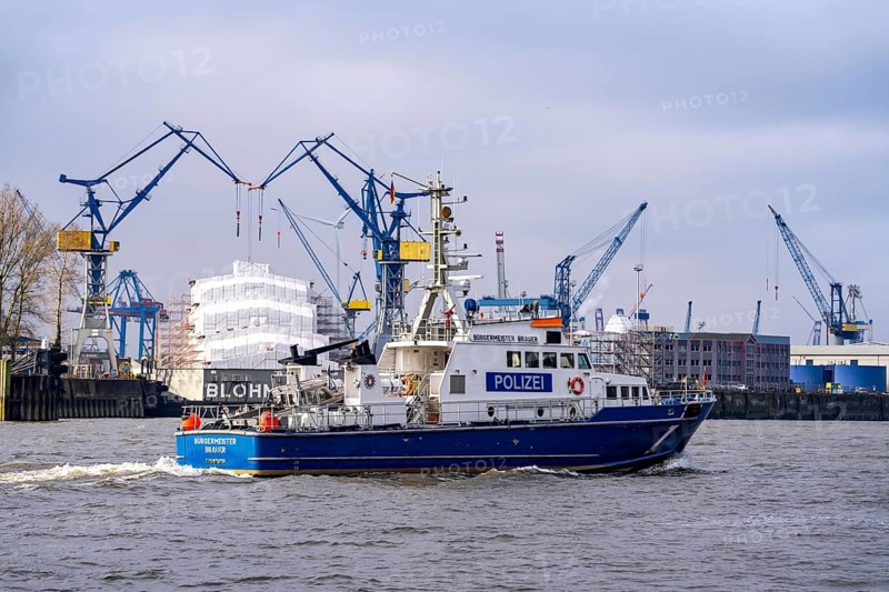 Hamburg harbour, Elbe, shipping traffic, police boat Bürgermeister Brauer, Blohm + Voss shipyard, Hamburg, Germany, Europe
