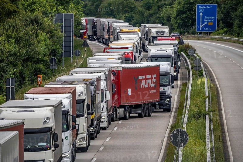 9 km long traffic jam on the A40 motorway heading east, between the Dutch border near Venlo, in front of the Wankum junction, due to roadworks, traffic routing to one lane, many trucks in traffic jam, North Rhine-Westphalia, Germany, Europe