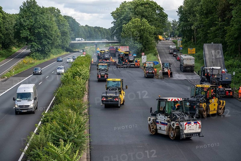 Renewal of the road surface on the A40 motorway between the Kaiserberg junction and Mülheim-Heißen, in the direction of Essen, over a length of 7.6 kilometres, with whisper asphalt, so-called open-pored asphalt, 10-day closure of the motorway, North Rhine-Westphalia, Germany, Europe
