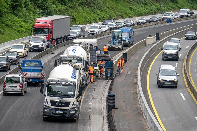 Motorway construction site on the A52 in Essen, basic renovation of the two carriageways in both directions, over 8 years, here the construction of concrete crash barriers between the carriageways, using the so-called sliding construction method, around 500 metres of concrete crash barrier, crash barrier is built per day, North Rhine-Westphalia, Essen