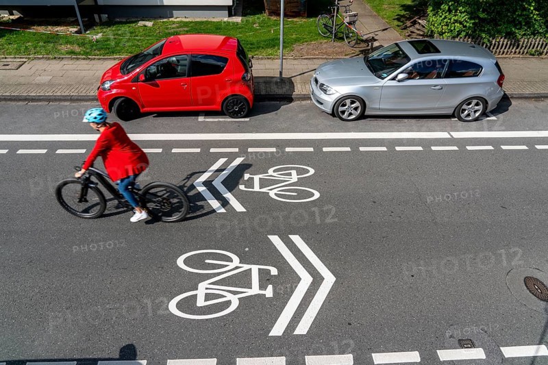 Bicycle road, cyclists have priority over car traffic, new cycle routes through Essen, here in the Rüttenscheid district, Kahrstrasse, part of the requirements of the clean air plan, against driving bans, Essen, North Rhine-Westphalia, Germany, Europe