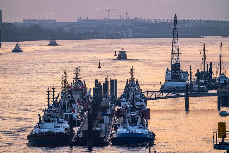 Evening shipping traffic on the Elbe, near Övelgönne, tug harbour, Hamburg, Germany, Europe