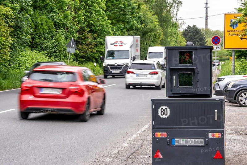 Semi-stationary speed camera on the B227, Hattinger Straße, used by the city of Gelsenkirchen, model TraffiStar S350 from Jenoptik, the device is temporary, self-sufficient for up to a week, at various measuring points, can measure and flash in 2 directions, laser measurement technology, data is sent to the city via mobile radio, is installed on a protected trailer, popularly known as an armoured speed camera, here a 50 km/h zone, North Rhine-Westphalia, Germany, Europe