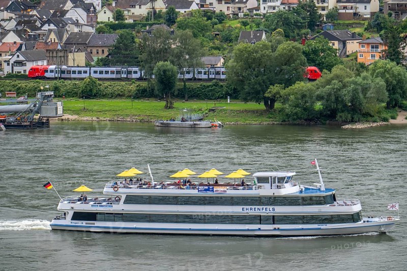 Left bank of the Rhine railway line in the Upper Middle Rhine Valley, near Trechtingshausen, regional train, DB Regio Südwest SÜWEX, runs between Koblenz and Frankfurt/Main, passing through the village, excursion boat Ehrenfels, Rhineland-Palatinate, Germany, Europe