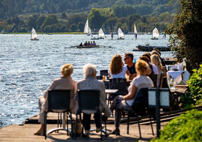 Lake Baldeney in Essen, Ruhr reservoir, sailing boats, café terrace on the shore, Essen, North Rhine-Westphalia, Germany, Europe