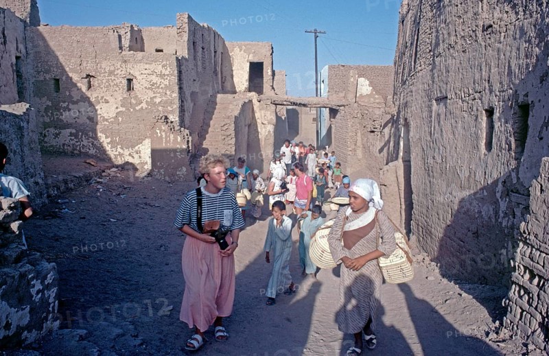 Children accompany tourists, houses, main town El Qasr of the oasis ad-Dachla, Libyan Desert, Egypt, September 1989, vintage, retro, old, historical, Africa