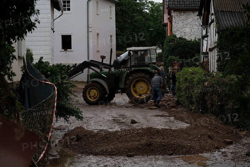 Flood in North Rhine-Westphalia, the village of Iversheim on the Erft was almost completely flooded Damage to almost all buildings and the road, clean-up work, Iversheim, district of Bad Münstereifel, North Rhine-Westphalia, Germany, Europe