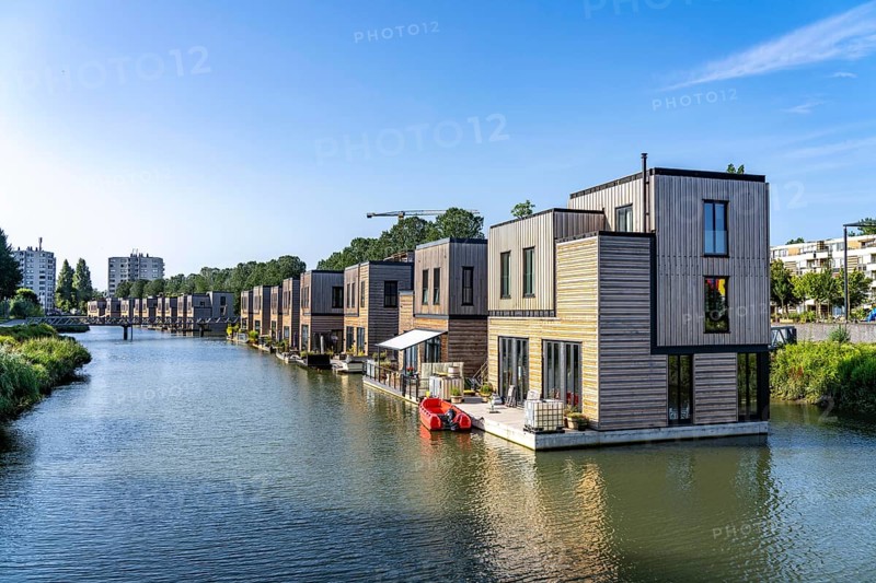 18 Floating residential buildings Havenlofts Nassauhaven, energy-neutral, solar cells, heat from biomass, timber construction, own wastewater treatment, floating residential street, pilot project tidal park, in the Feijenoord district, Rotterdam, Netherlands