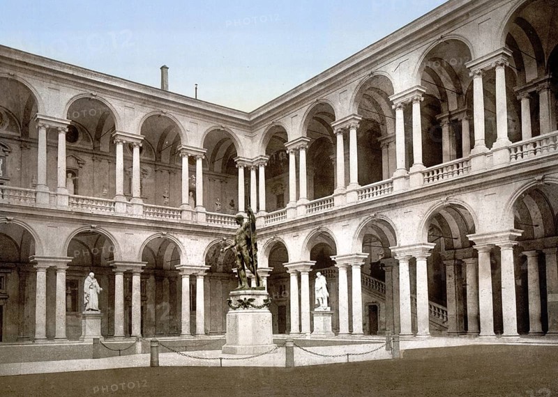Der Hof von Brera, Innenhof des Palazzo Brera, Mailand, Italien, The Court of Brera, Brera Palace courtyard, Milan, Italy, Historic, digitally restored reproduction from a 19th century original, 1880, Record date not stated, Europe