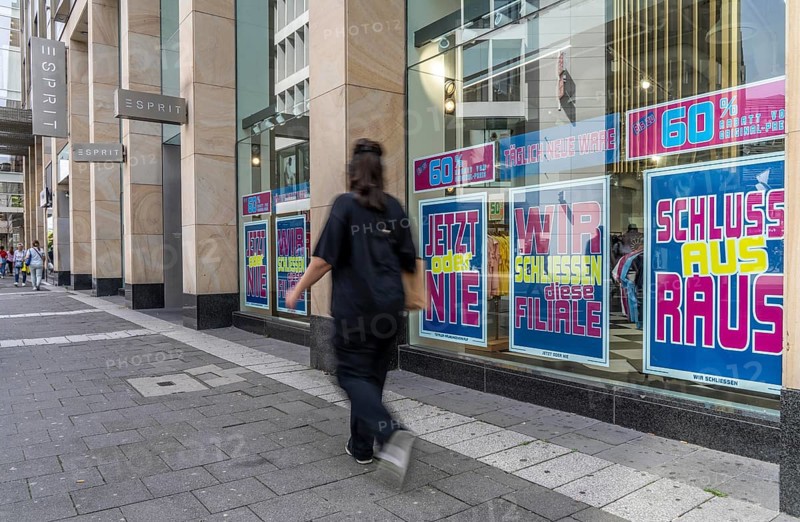 Shop of the fashion chain Esprit, to be closed at the end of the year, due to insolvency, special offers, on Schadowstraße, in Düsseldorf, North Rhine-Westphalia, Germany, Europe