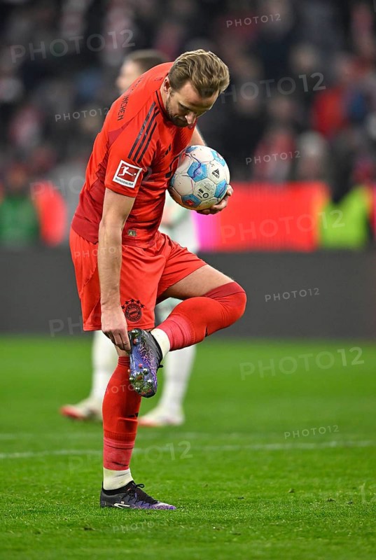 Preparation for penalty kick, penalty kick removes clay, dirt, from shoes, football boots, Harry Kane FC Bayern Munich FCB (09) Allianz Arena, Munich, Bavaria, Germany, Europe
