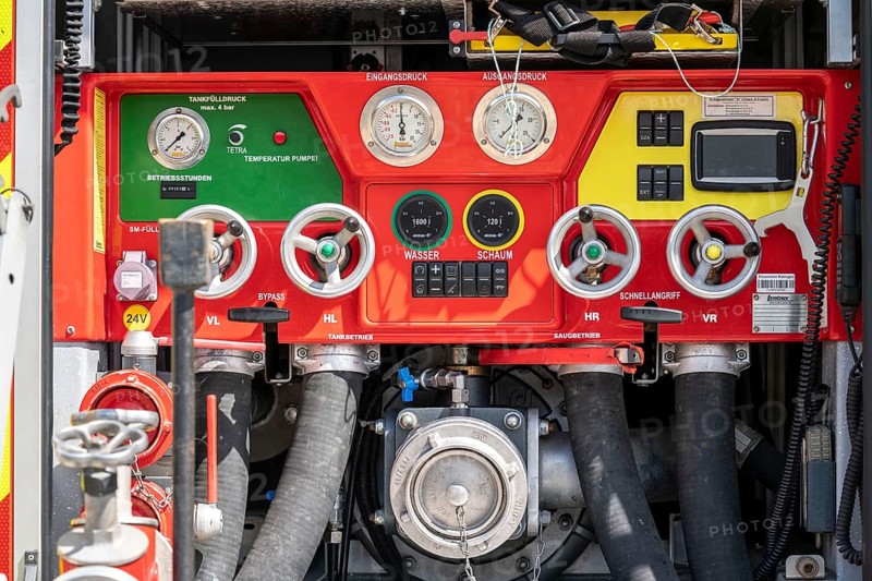 Pump system of a fire engine, water and foam extinguishing agent, hand wheels for regulating the water delivery, operation for a rapid fire attack
