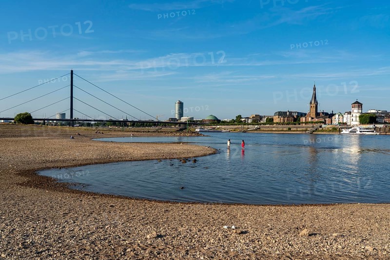 Rhine near Düsseldorf, extremely low water, Rhine level at 81 cm, tendency falling, after a long drought the left bank of the Rhine falls dry, near Düsseldorf Oberkassel, people chilling on the banks of the Rhine, Germany, Europe