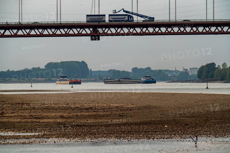 Rhine at Emmerich, extremely low water, Rhine level at 0 cm, falling trend, Rhine bridge B220, North Rhine-Westphalia, Germany, Europe