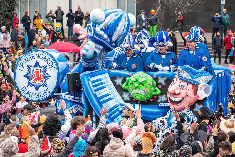 Rose Monday parade in Düsseldorf, themed floats of carnival societies and other participants in the street carnival, North Rhine-Westphalia, Germany, Europe