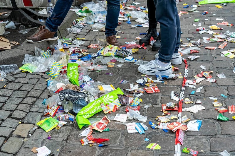 Rose Monday parade in Düsseldorf, remains from the celebrations in the old town, rubbish, North Rhine-Westphalia, Germany, Europe