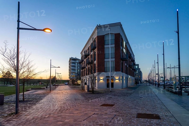 Im-jaich Hotel, New Harbour, harbour basin, harbour district, residential buildings, office buildings, marina and museum ship, part of the Harbour Worlds, in Bremerhaven, Bremen, Germany, Europe