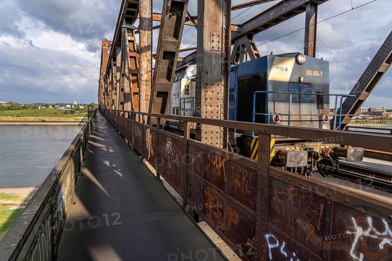 The railway bridge Duisburg-Hochfeld-Rheinhausen, over the Rhine, regional trains and many goods trains cross the Rhine here, from 1950, steel truss bridge, Duisburg, North Rhine-Westphalia, Germany, Europe