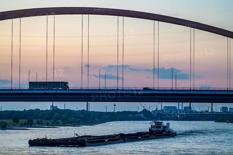 The Bridge of Solidarity, the longest tied-arch bridge in Germany, over the Rhine from Duisburg-Hochfeld to DU-Rheinhausen, the road bridge is dilapidated and has to be rebuilt, many thousands of lorries from the Logport port and cars use the bridge every day, new construction by 2040, cargo ships, Duisburg, North Rhine-Westphalia, Germany, Europe