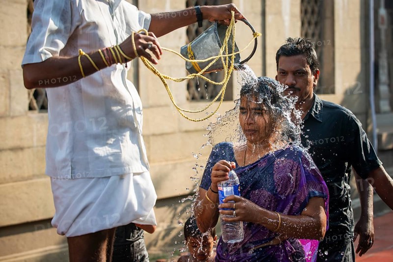 Pilgrims at a washing ritual with 22 stations around the Ramanathaswami temple, a ceremony in which small sins are washed away, Tirtha, Rameshwaram or Rameswaram, Tamil Nadu, India, Asia