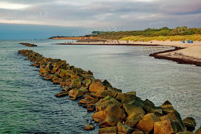 Baltic Sea beach, walkers on the Baltic Sea coast on Wustrow beach in the evening light, evening mood, Baltic seaside resort Wustrow, Fischland-Darß-Zingst peninsula, Mecklenburg-Western Pomerania, Germany, Europe