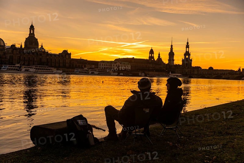 Due to the heavy precipitation in the form of snow and rain, alert level 3 has been declared on the Elbe in Dresden. The maximum level is expected to be 6.37 metres on 29.12.2023. The Terrassenufer was closed due to flooding and the first flood protection barriers were installed. Onlookers on the Königsufer, Dresden, Saxony, Germany, Europe