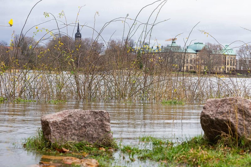 Due to the heavy precipitation in the form of snow and rain, alert level 3 has been declared on the Elbe in Dresden. The maximum level is expected to be 6.37 metres on 29.12.2023. The Terrassenufer was closed due to flooding and the first flood protection barriers were installed, Dresden, Saxony, Germany, Europe