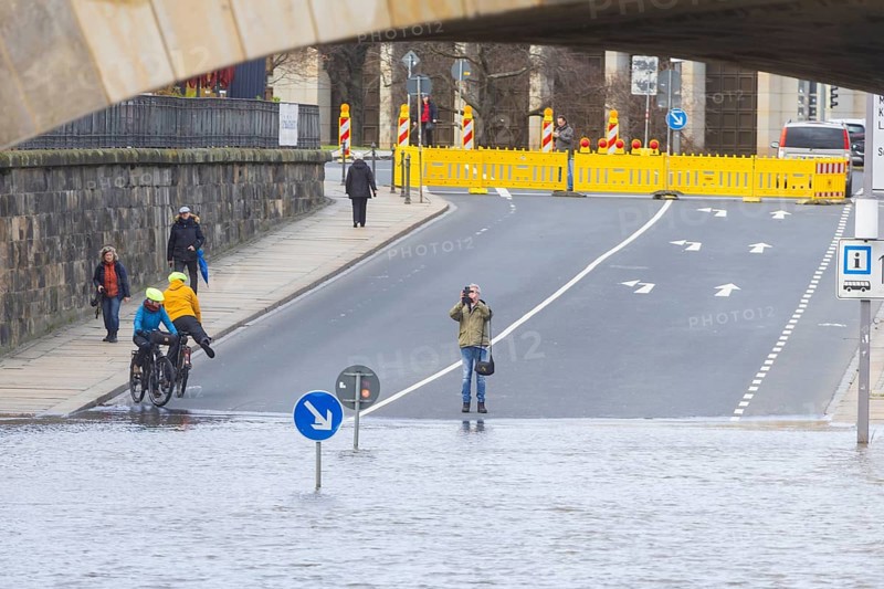 Due to the heavy precipitation in the form of snow and rain, alert level 3 has been declared on the Elbe in Dresden. The maximum level is expected to be 6.37 metres on 29.12.2023. The Terrassenufer was closed due to flooding and the first flood protection barriers were installed, Dresden, Saxony, Germany, Europe