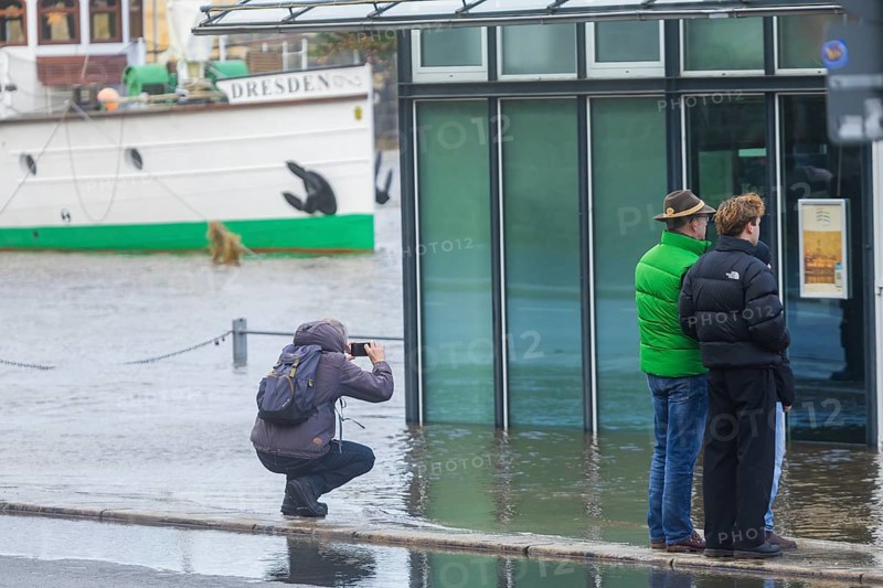 Due to the heavy precipitation in the form of snow and rain, alert level 3 has been declared on the Elbe in Dresden. The maximum level is expected to be 6.37 metres on 29.12.2023. The Terrassenufer was closed due to flooding and the first flood protection barriers were installed, Dresden, Saxony, Germany, Europe
