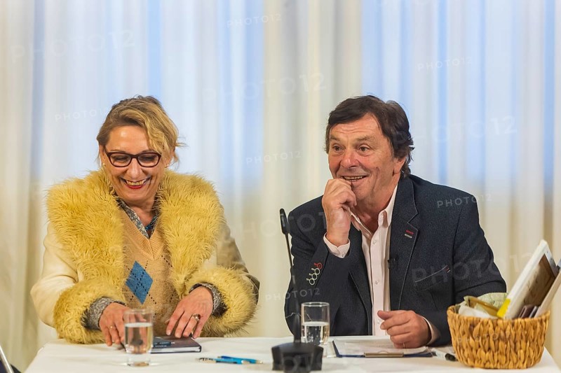 As part of the annual exhibition on the cult film, leading actor Pavel Trávnícek will be at Moritzburg Castle. The popular actor from the fairytale film Three Hazelnuts for Cinderella will read passages from his autobiography in German, including about the shooting of the film, in the elegant leather tapestry hall in front of its official release in March 2024. On the left, book dramaturge Zuzana Binder
