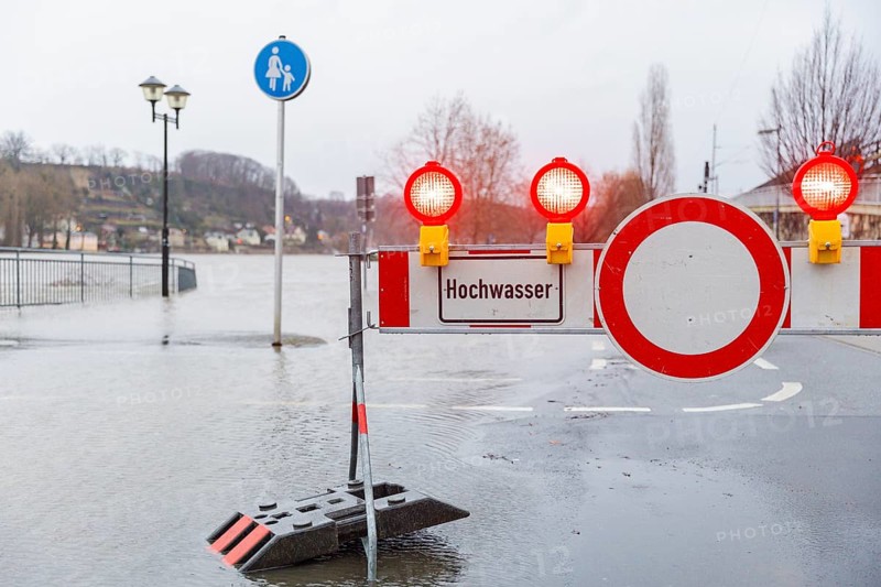 Elbe floods, the Elbe cycle path and the riverside roads of Pirna are flooded, Pirna, Saxony, Germany, Europe