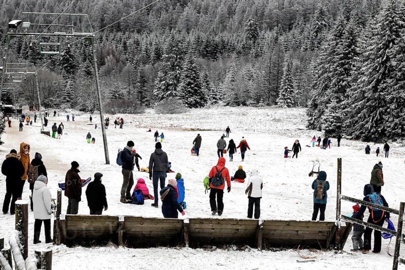 The first snow is here. Despite the coronavirus pandemic, families with children are enjoying wintry conditions on the toboggan run in Torfhaus in the Harz Mountains, 27 December 2020