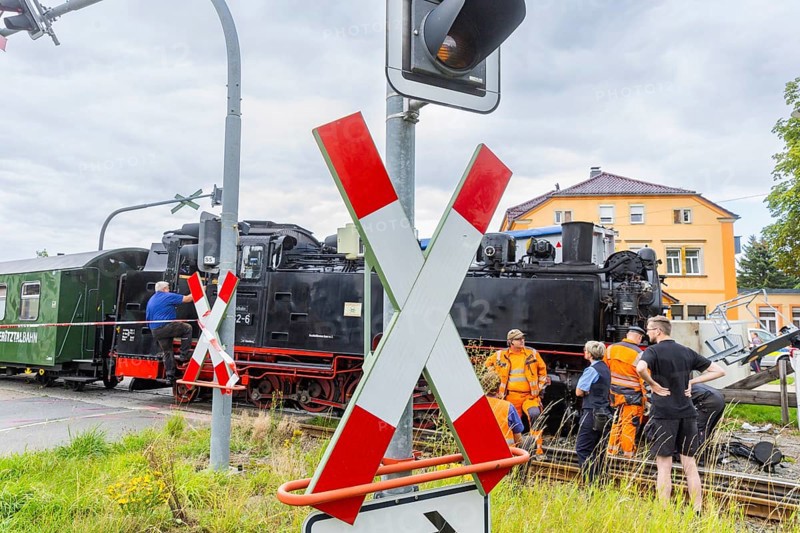 There was a serious accident between a train on the Weißeritz Valley Railway and a lorry from the district of Central Saxony at the level crossing just in front of the Dippoldiswalde stop. The steam locomotive, built in 1933, was forced off the tracks, causing millions of euros worth of damage. Local residents reported an explosive bang., Engine accident on Weißeritztalbahn, Dippoldiswalde, Saxony, Germany, Europe