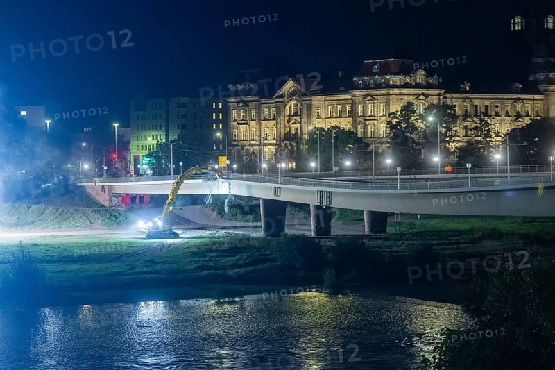 In the early hours of the morning, a section of the Carola Bridge collapsed for unknown reasons. Over a length of around 100 metres, the section on which the trams normally run collapsed into the Elbe. Demolition of the collapsed section of the bridge began during the night of 13 September, and heavy equipment was used for this purpose. Demolition of the collapsed bridge sections of the Carola Bridge in Dresden, Dresden, Saxony, Germany, Europe